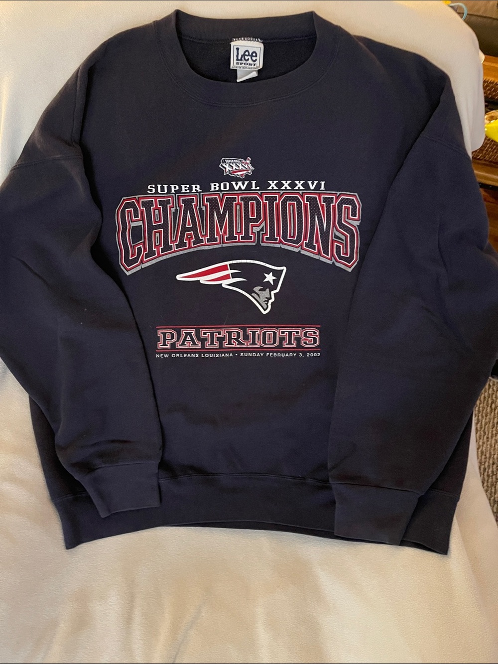 Lee Men's New England Patriots Super Bowl XXXVI Champions Navy Sweatshirt XL